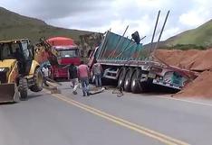 Tráiler se despista en Carretera Central dejando regado cargamento de aserrín (VIDEO)