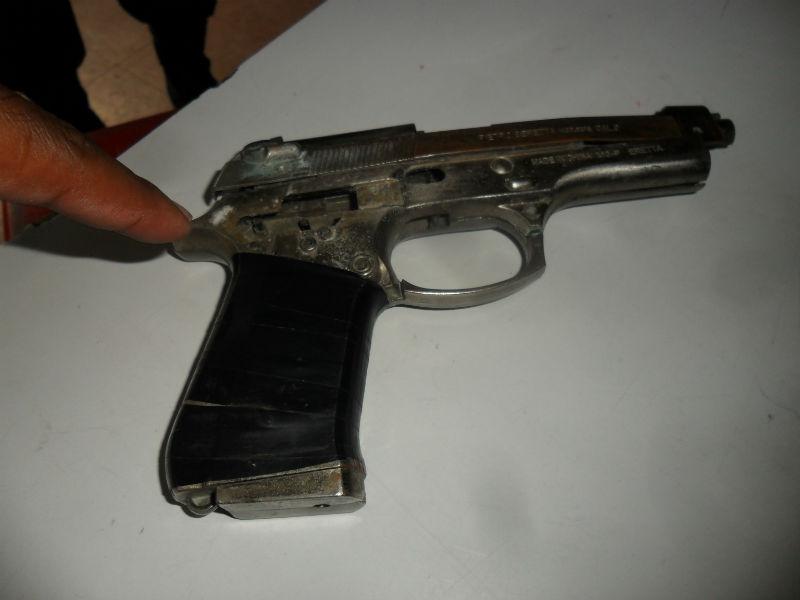 Ladrón armado dispara a tres jóvenes para llevarse moto