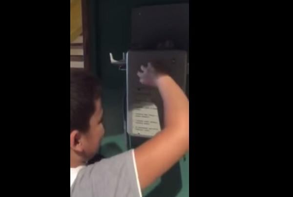 Mire el encuentro de un niño con teléfono público antiguo (VIDEO)