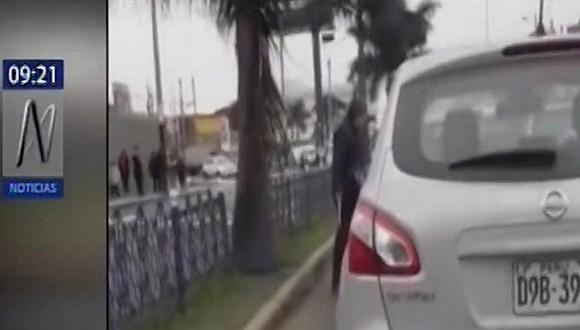 Conductor amenazó con hacha a otro chofer por cerrarle el paso en Chorrillos (VIDEO)