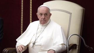 Papa Francisco desayunó y ya empezó a caminar tras su operación de colon