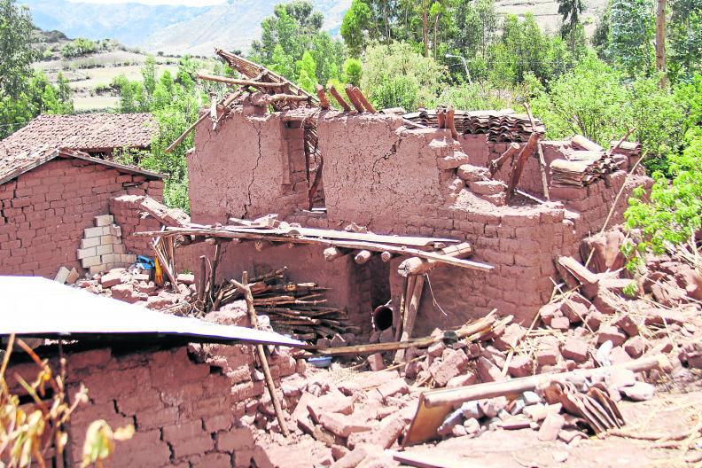 Pueblo cusqueño continúa en escombros tras sismo