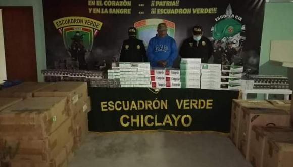 Las autoridades pusieron en conocimiento del hecho al fiscal Héctor López Popuche, de la Tercera Fiscalía Penal Corporativa de Chiclayo, quien dispuso el traslado del detenido y los productos incautados a la unidad especializada para las investigaciones. (Foto: PNP)