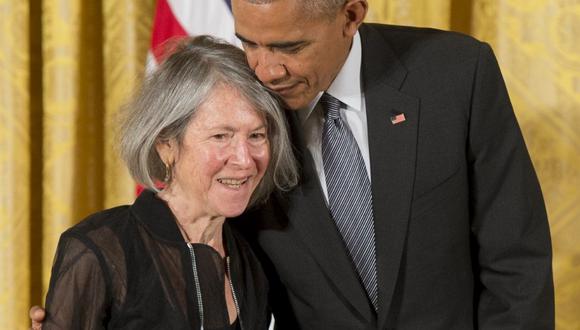 El presidente de Estados Unidos, Barack Obama, entrega a la poeta Louise Glück la Medalla Nacional de Humanidades en 2015. (Archivo / SAUL LOEB / AFP)