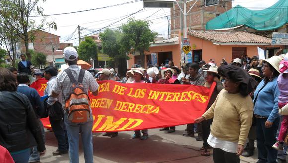 Cusco: pobladores protestan con baldes vacíos 