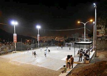 Iluminan losa deportiva en Comas