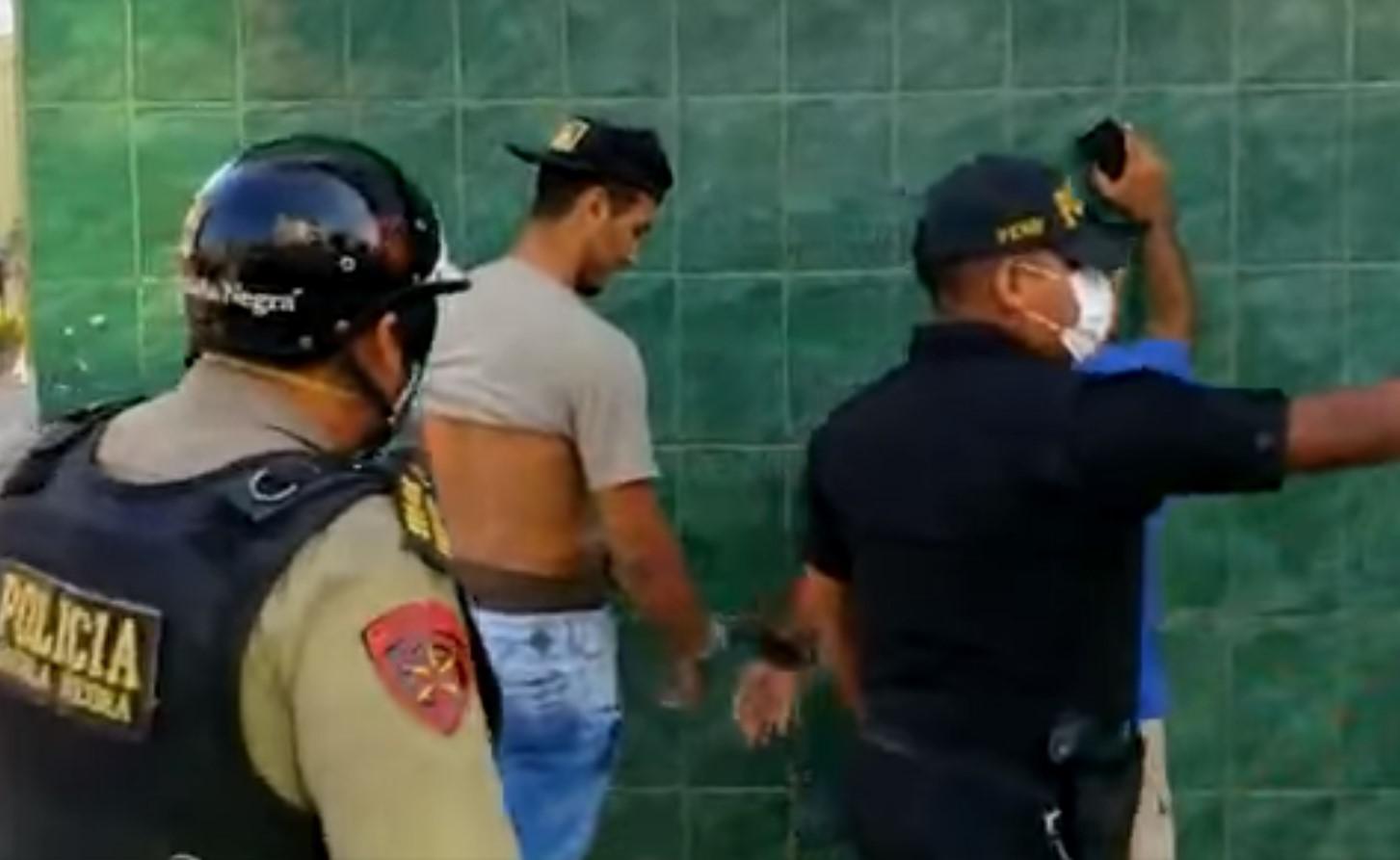 Coronavirus | Grupo de extranjeros detenidos por jugar casino en plena avenida durante la cuarentena [VIDEO]