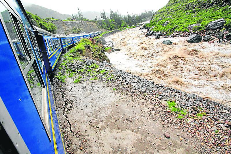 Restringen paso de trenes a Machu Picchu por derrumbes