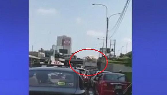 Camión quedó atorado en puente México (VIDEO)