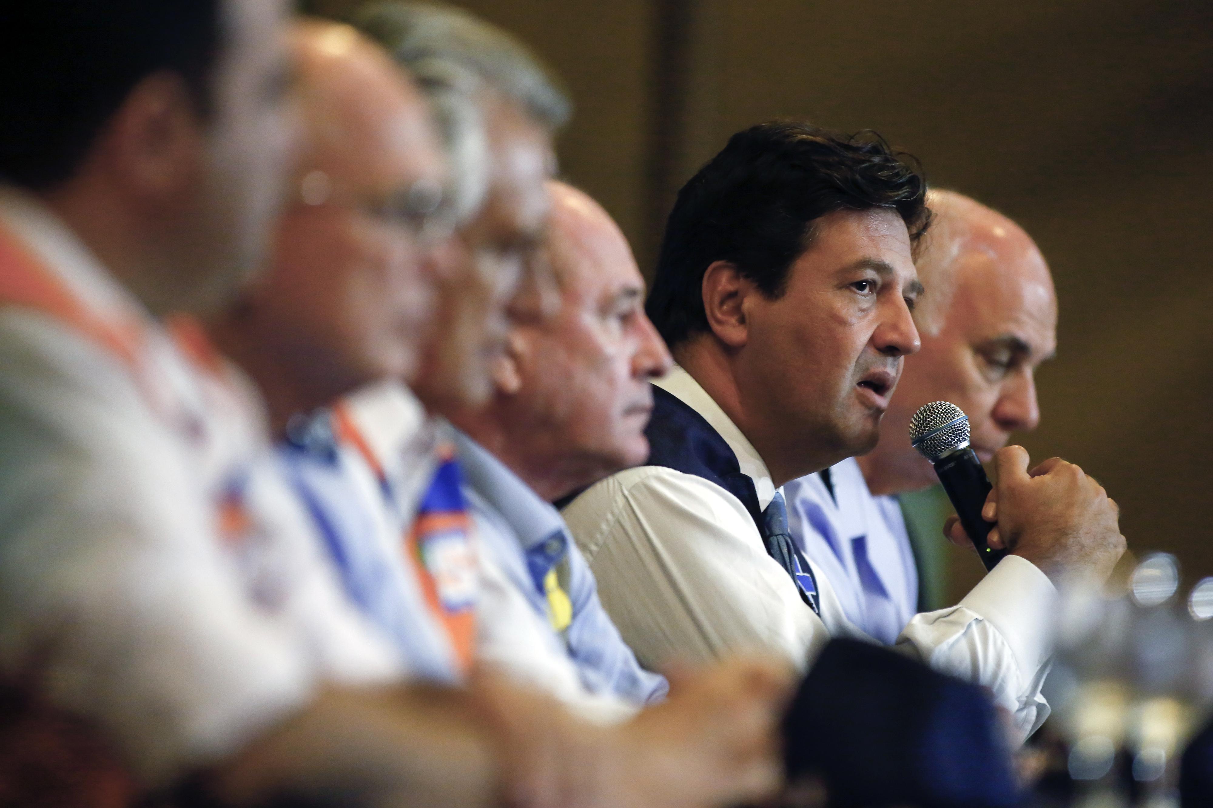 El ministro de Salud de Brasil, Luiz Henrique Mandetta, habla durante una conferencia de prensa sobre los alojamientos que serán utilizados por los retornados brasileños de Wuhan. (AFP).