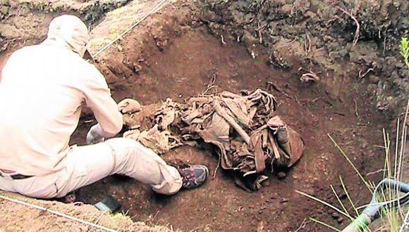 Forenses exhuman 32 fosas comunes en Huanta