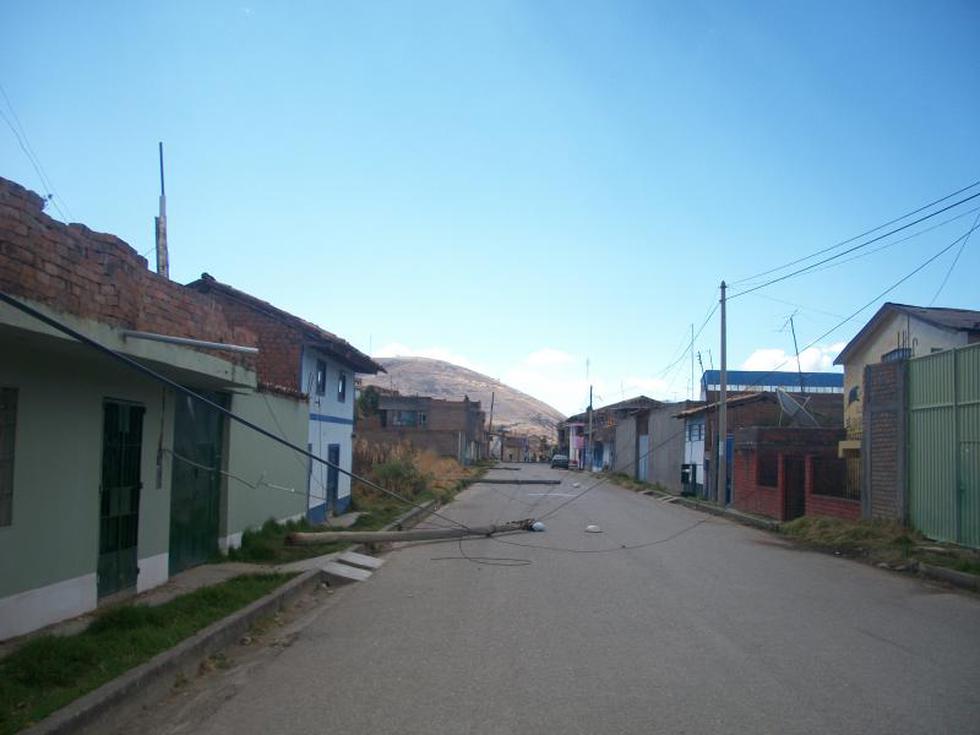 Niña se salva de morir por postes arrastrados por camión 