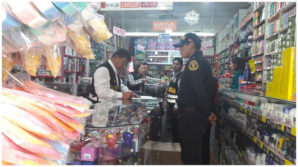En operativo autoridades incautan varias cajas de cosméticos vencidos (FOTOS)