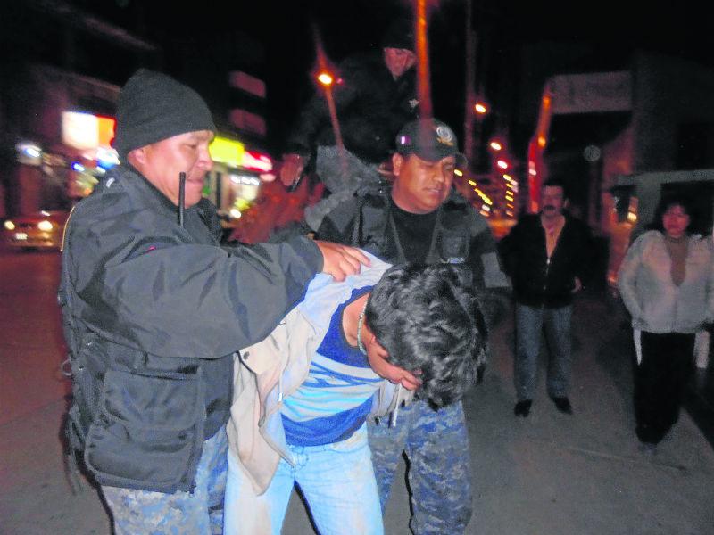Sujeto trepa pared para robar y lo sorprenden (VIDEO)