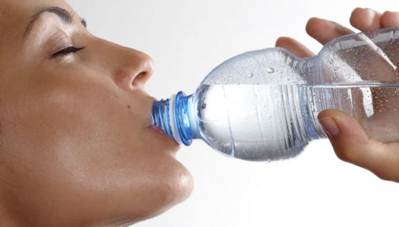 Recomiendan beber entre 6 y 8 vasos de agua diariamente