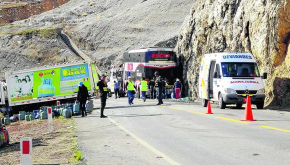 Camión repleto de gas choca con bus que llevaba 50 pasajeros