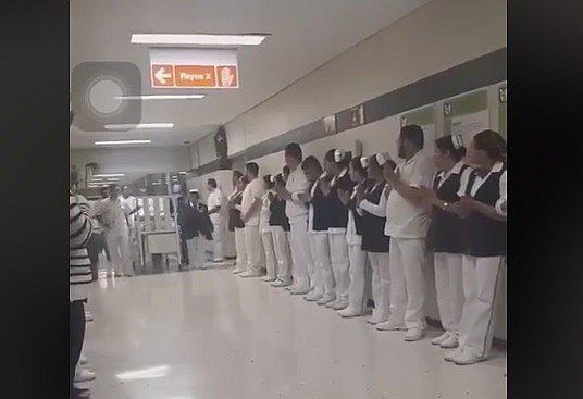 Médicos y enfermeras hacen homenaje a padres que donaron órganos de su hija para salvar a 3 bebés