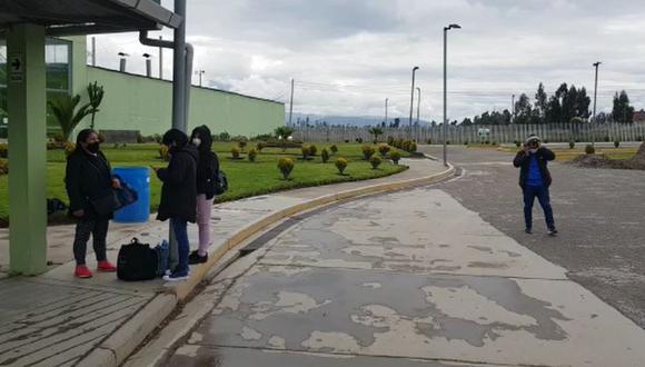 Pasajeros esperan por unidades que los lleven a Lima