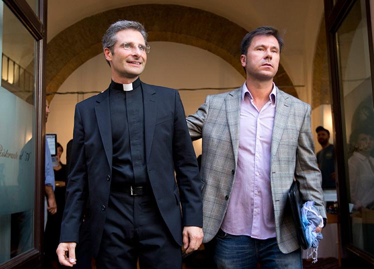 Iglesia suspende a sacerdote que confesó su homosexualidad