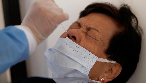 Los CDC recomiendan que sea el paciente el que se encargue de limpiar y desinfectar las superficies y artículos después de cada uso. (Foto: Daniel Muñoz / AFP)