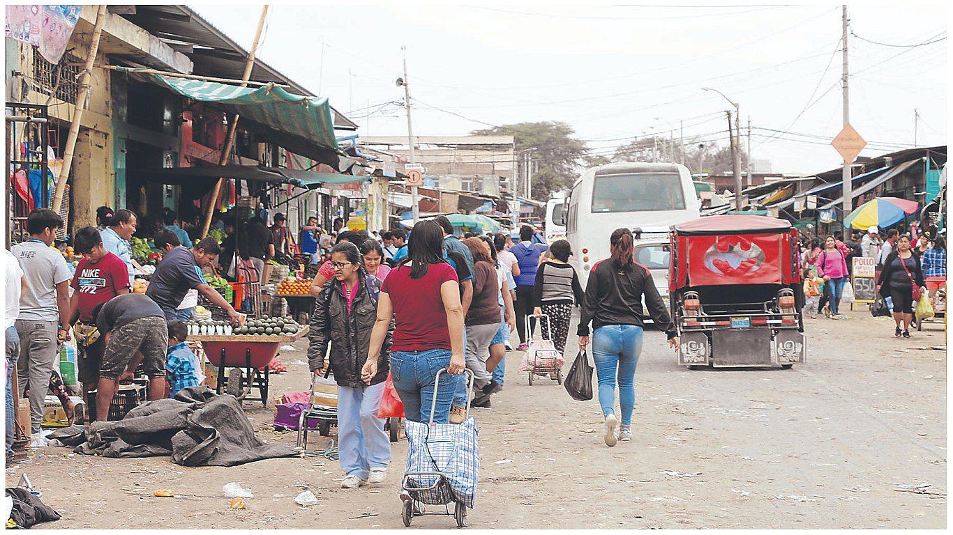 Despejan vías ocupadas por ambulantes en el mercado 