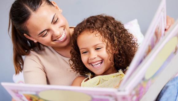 Cuando se lee un cuento a los niños antes de irse a dormir, hará que ellos comiencen a amar la lectura (Foto: iStock)