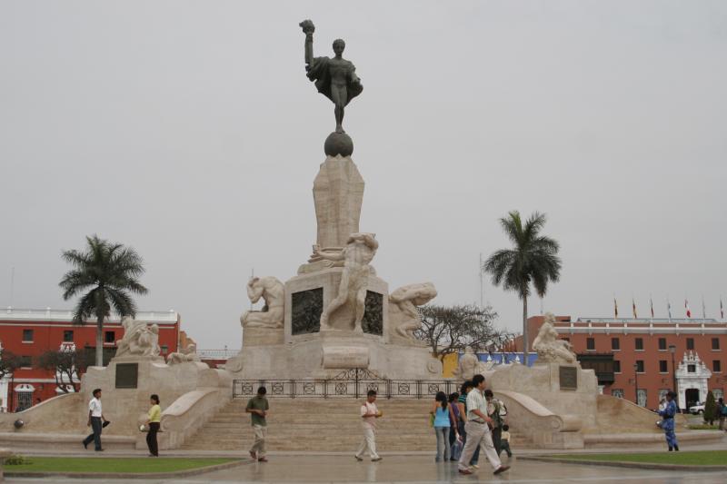 Clase maestra de baile dictó Vania Masías en Plaza de Armas