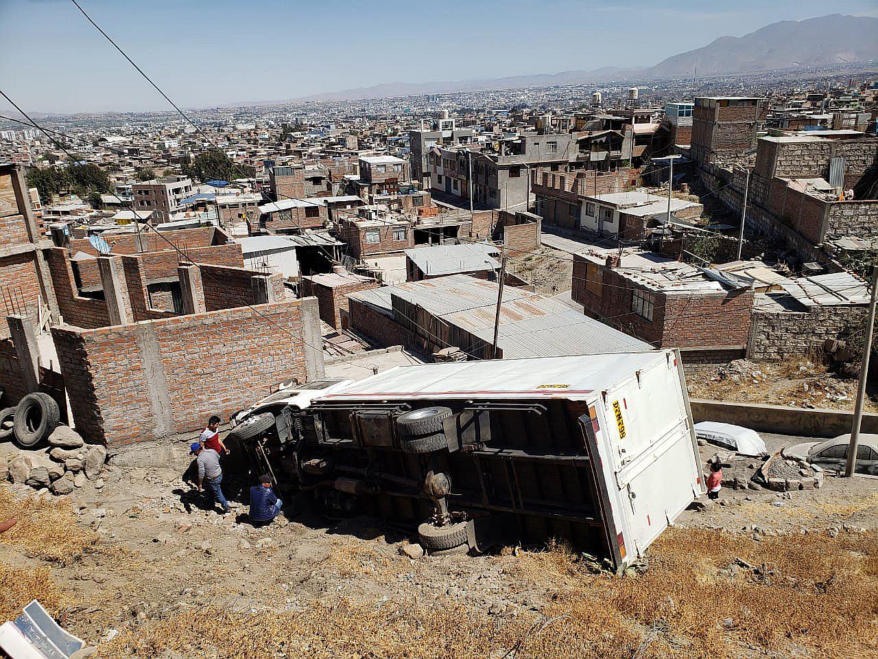 Furgón se despista y cae sobre casa en Paucarpata