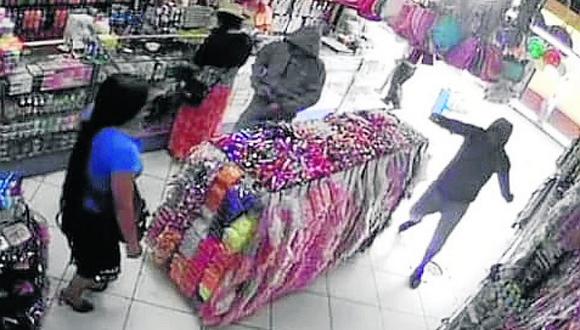 Delincuentes armados roban a clientes de tienda en el cercado