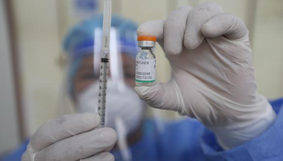 Una profesional de salud recibe la primera dosis de la vacuna de Sinopharm en el Hospital Alberto Sabogal del Callao. (Foto: Francisco Neyra/ @photo.gec)