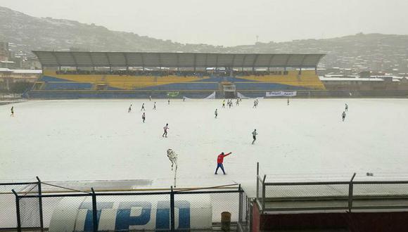 Partido de la Copa Perú se jugó sobre nieve