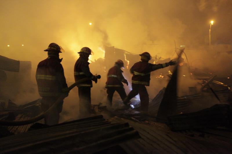 Incendio destruyó mercado en San Juan de Miraflores