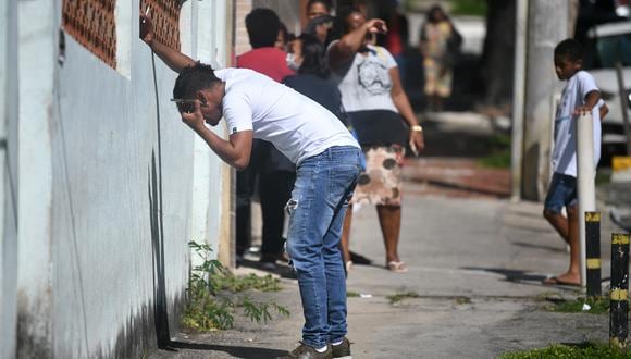 Un hombre reacciona después de saber que su hermano fue asesinado durante una operación policial, afuera del Hospital Getulio Vargas en Río de Janeiro, Brasil, el 24 de mayo de 2022. (Foto por MAURO PIMENTEL / AFP)