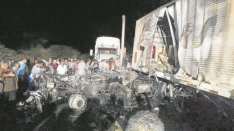 Tumbes: Seis heridos deja un choque entre un camión carguero y una camioneta ecuatoriana