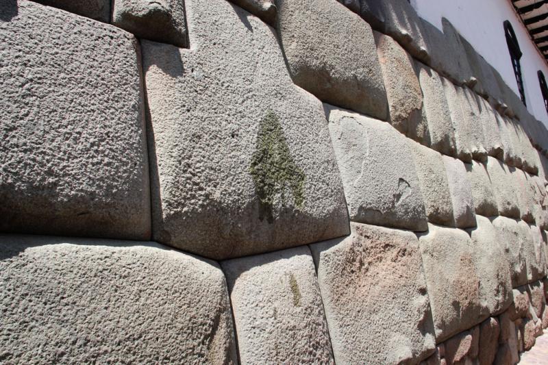De nuevo atentan contra muro inca en Cusco