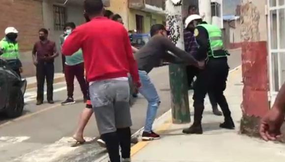 Venezolano le arrancha documentos a policía en Huancayo.