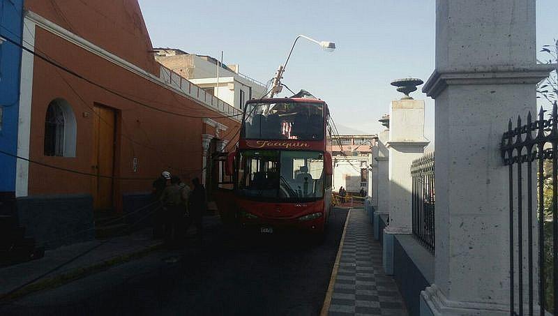 Arequipa: "Mirabus" se lleva cables de alumbrado público
