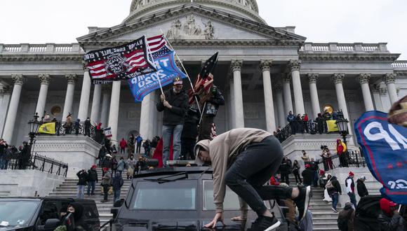 En esta foto de archivo tomada el 6 de enero de 2021, Los partidarios del presidente de Estados Unidos, Donald Trump, protestan frente al Capitolio. (Foto de ALEX EDELMAN / AFP).