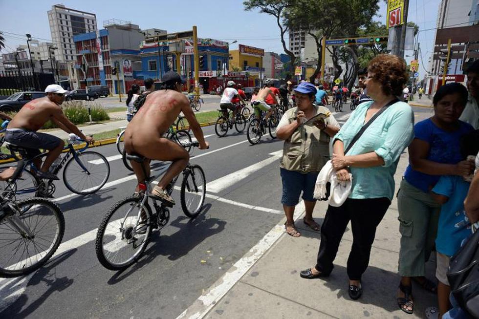 (FOTOS) Ciclistas desnudos inundan la avenida Arequipa
