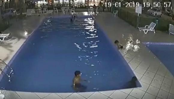 Niño se estaba ahogando y nadie se dio cuenta, pero una rápida acción de un joven evitó tragedia 