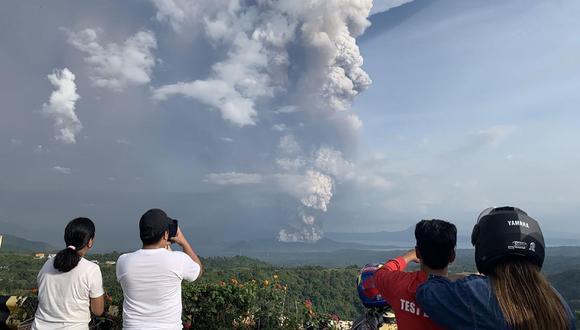 Despierta el volcán Taal en Filipinas 40 años después: Miles de personas son evacuadas cerca de Manila. (AFP)