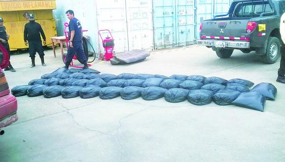 Zarumilla: Policía incauta 240 galones de petróleo de contrabando