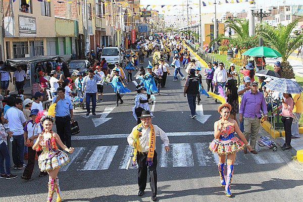 Estudiantes danzan por los 477 años de Moquegua