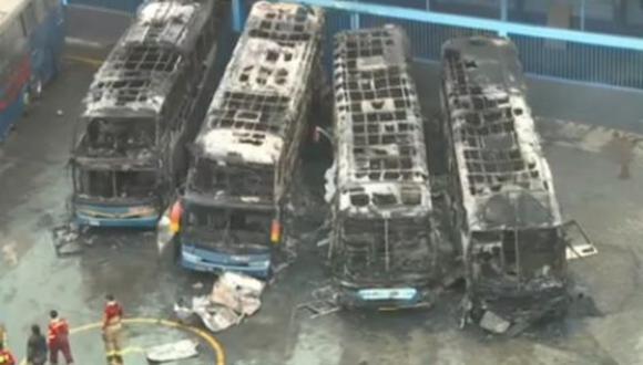 Unas siete unidades de bomberos trabajaron para controlar el siniestro dentro de cochera ubicada en San Martín de Porres donde fueron consumidos cuatro buses de la empresa Flores Hermanos. (Captura: América Noticias)