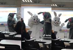 Jóvenes vestidos de conejos ingresan al aula de una universidad y bailan el ‘Rap del Gringo Atrasador’