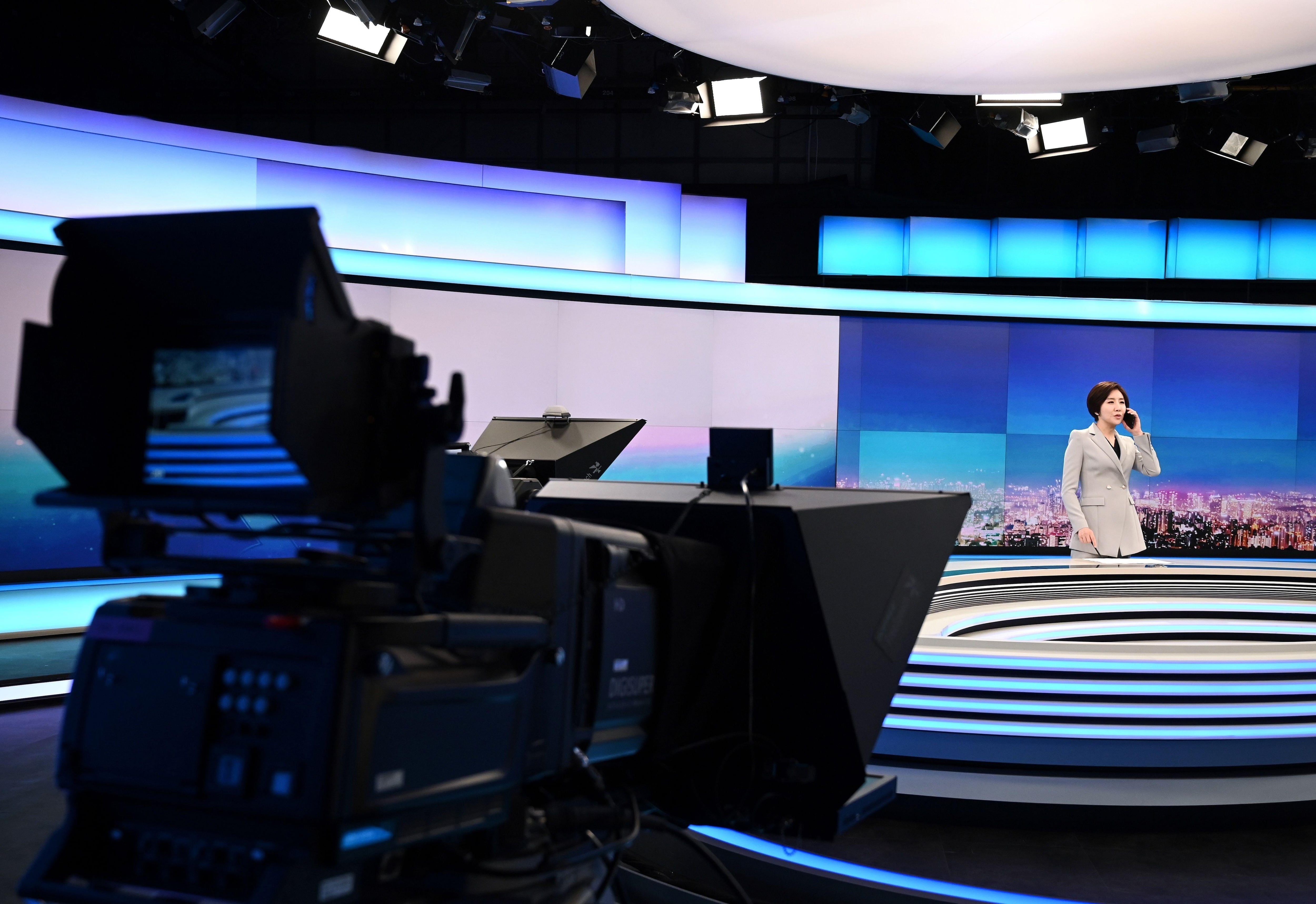 Esta imagen tomada el 6 de febrero de 2020 muestra a la presentadora Lee So-jeong asistiendo a un ensayo de un noticiero en horario estelar en KBS. (AFP).