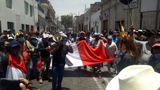 Comerciantes  y sindicatos  protestan en la Plaza de Armas de Arequipa contra Dina Boluarte