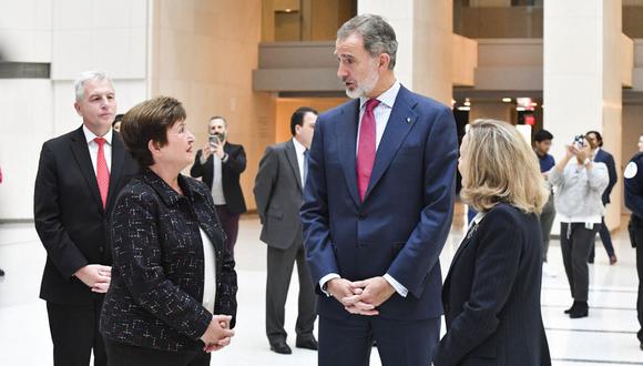 El Rey Felipe VI de España se reúne con la Directora Gerente del Fondo Monetario Internacional (IM), Kristalina Georgieva, el 2 de diciembre de 2022, en la sede del FMI en Washington, DC. (Foto de ROBERTO SCHMIDT / AFP)