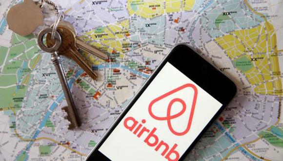 Airbnb administra la relación entre el anfitrión y el huésped. Una vez que acuerdan el alquiler, la plataforma es quien cobra por adelantado, y se encargan de manejan la garantía del huésped.