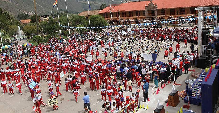 Buscan mejorar servicios educativos en áreas de deportes y física en Cusco 
